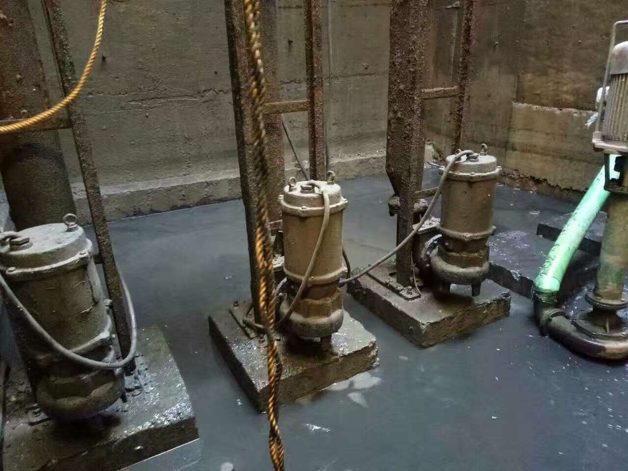 灯塔污水池清理