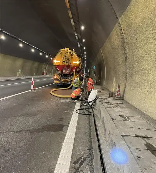 灯塔隧道排水渠清淤